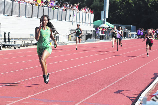 127173404_web1_RichmondTrackRegionals1
Sophomore Isis Covington pulls away from the pack during a heat of the 4x200-meter relay at the 4A Mideast Regionals Friday.
Neel Madhavan | Daily Journal