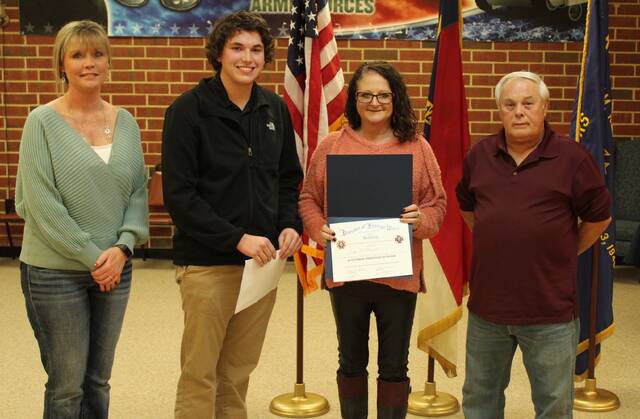 
			
				                                VFW Senior Vice President Tonya Quick, Jude Howard, Robin Roberts, and Eddie Dean, Post Commander presenting his certificate.
                                 Matthew Sasser | Daily Journal

			
		