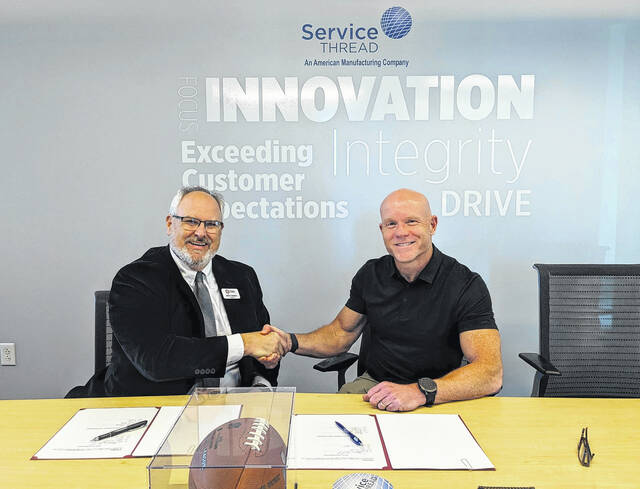 131381700_web1_thumbnail_Service-Thread_Barbee_Todd
Richmond Community College President Brent Barbee and Service Thread CEO Jay Todd sign the paperwork that will secure funding for customized training for Service Thread employees. (Courtesy photo).